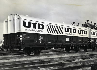 169850 Afbeelding van de gesloten goederenwagen (schuifwandwagen) nr. 21 84 022 0 500-7 van UTD Mengvoeder op het ...